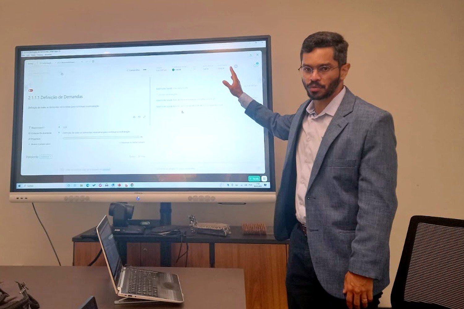 Israel Leite apresentando um painel de gestão de projeto